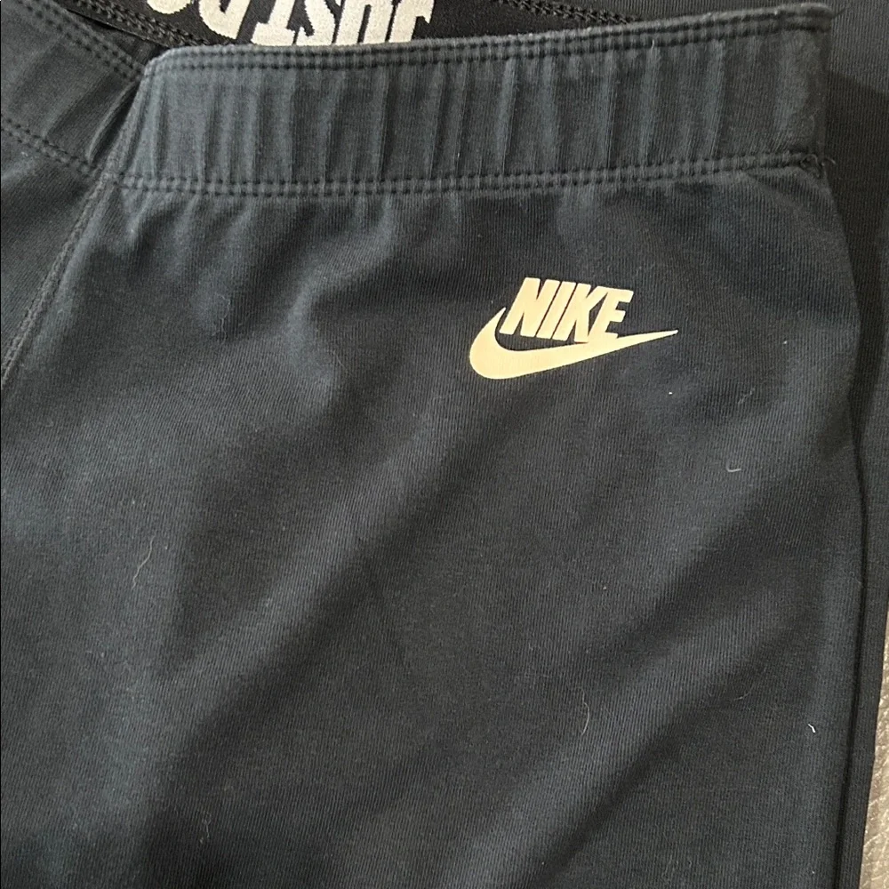 Nike Black Elastic Waist Women’s Leggings w/Light Pink Logo Down Side, size M